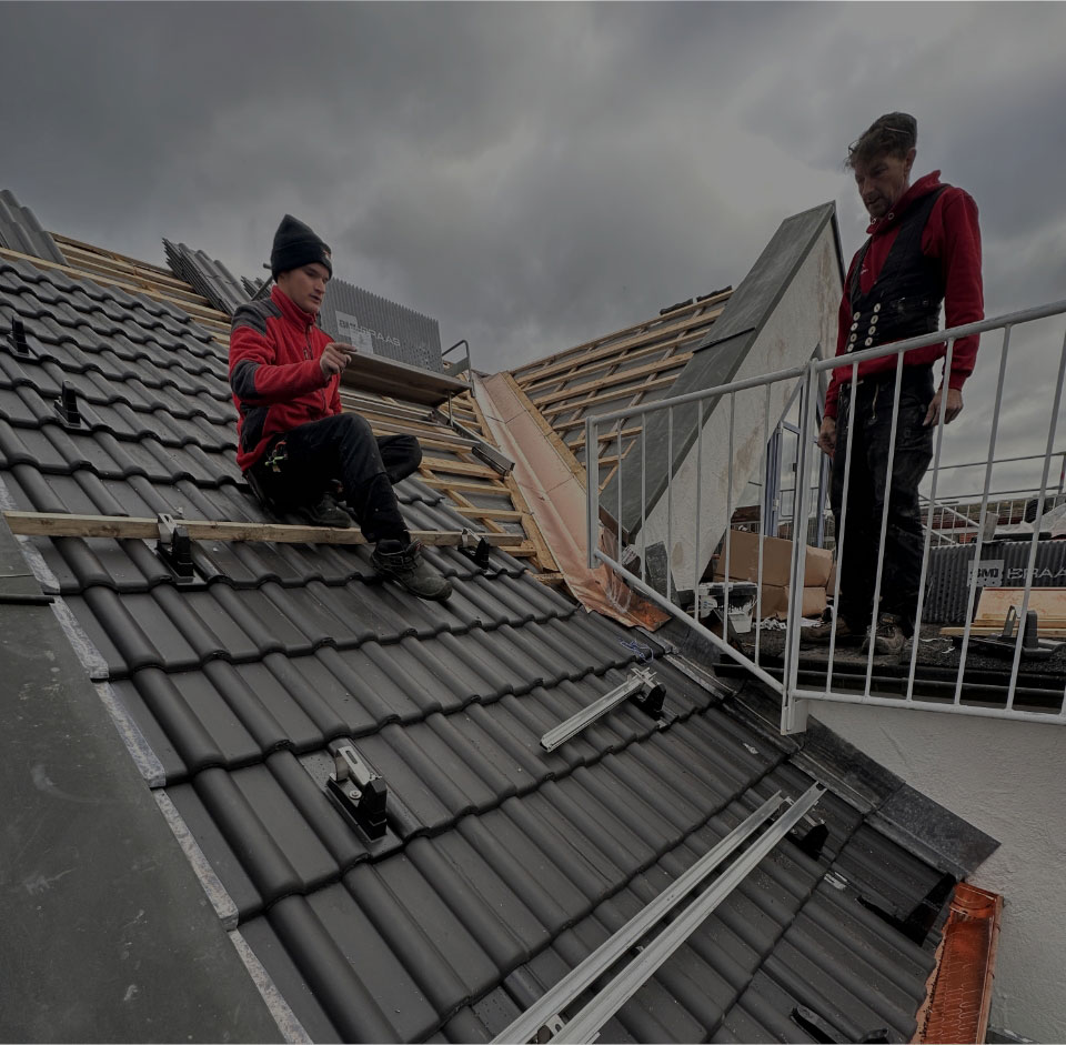 Zwei Arbeiter auf dem Dach